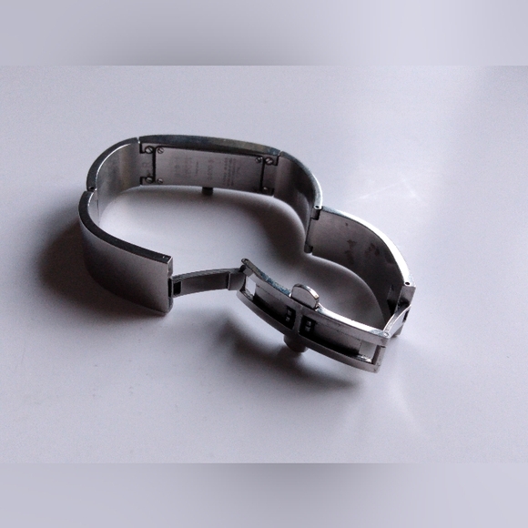 Authentic Gucci Bracelet Silver Tone Women's Watch - Picture 6 of 10